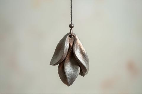 개성 있는 디자인의 금속 펜던트